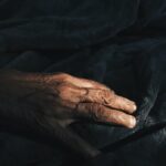 close-up photography of human hand