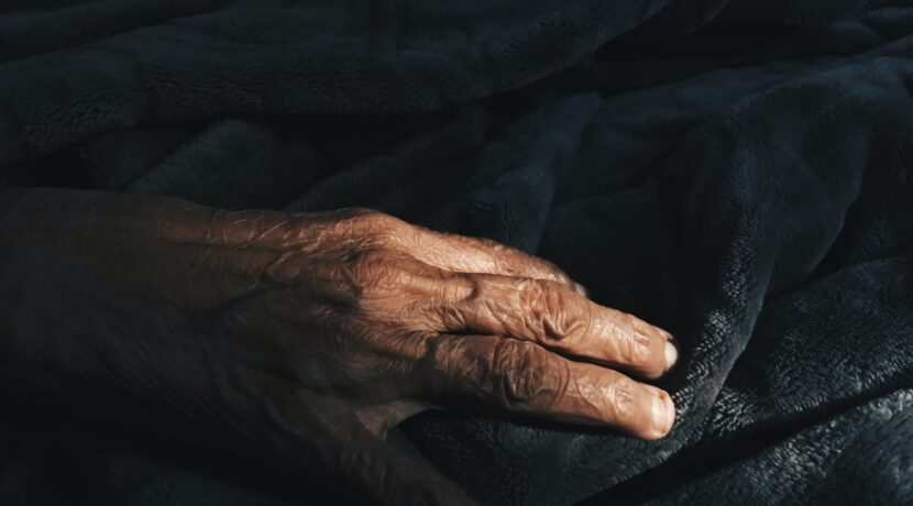 close-up photography of human hand